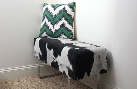 corner of stairwell with decorative furnishings