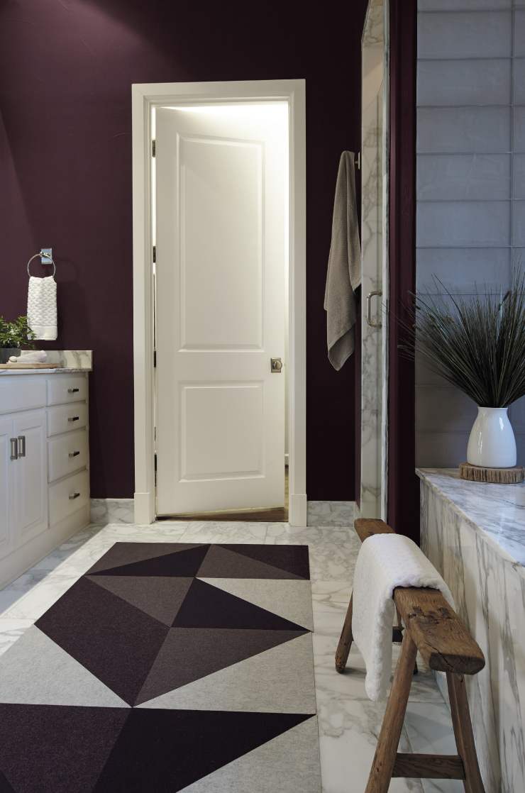 A bathroom images with the walls painted in Nocturne Shade.
