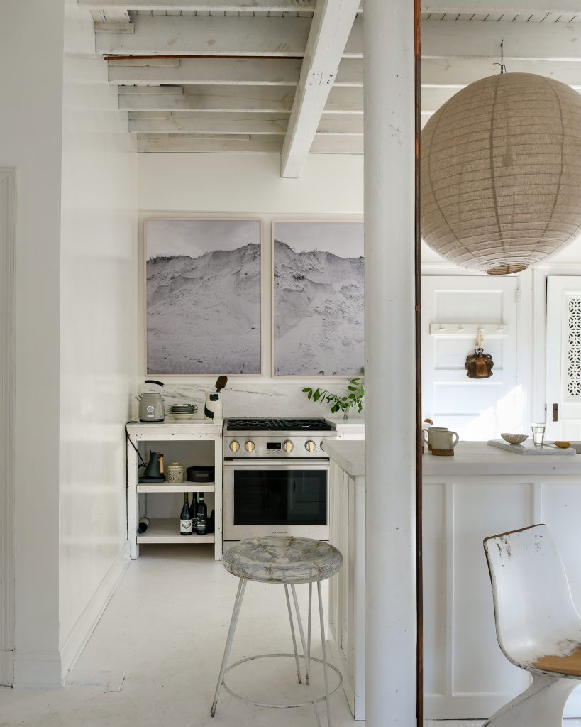 A kitchen with a glossy white paint.