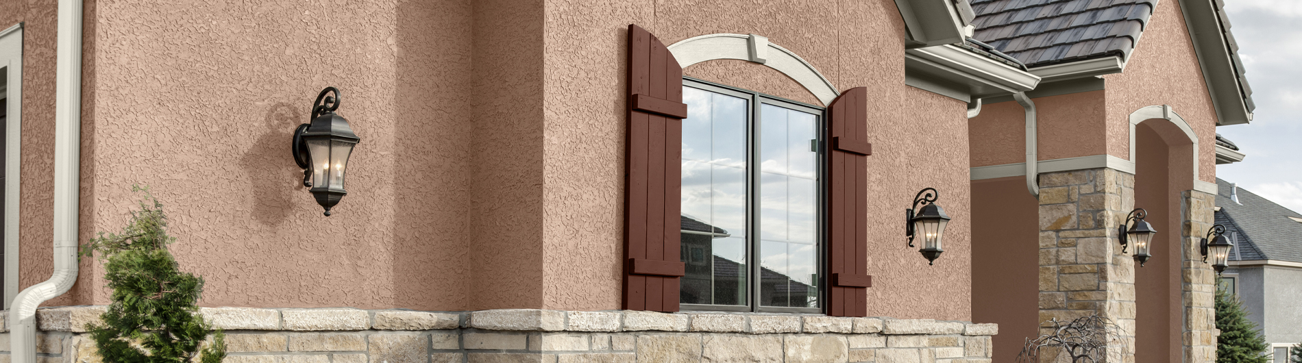 Living room with cozy couches and a fireplace. The wall is painted in the color Blank Canvas.