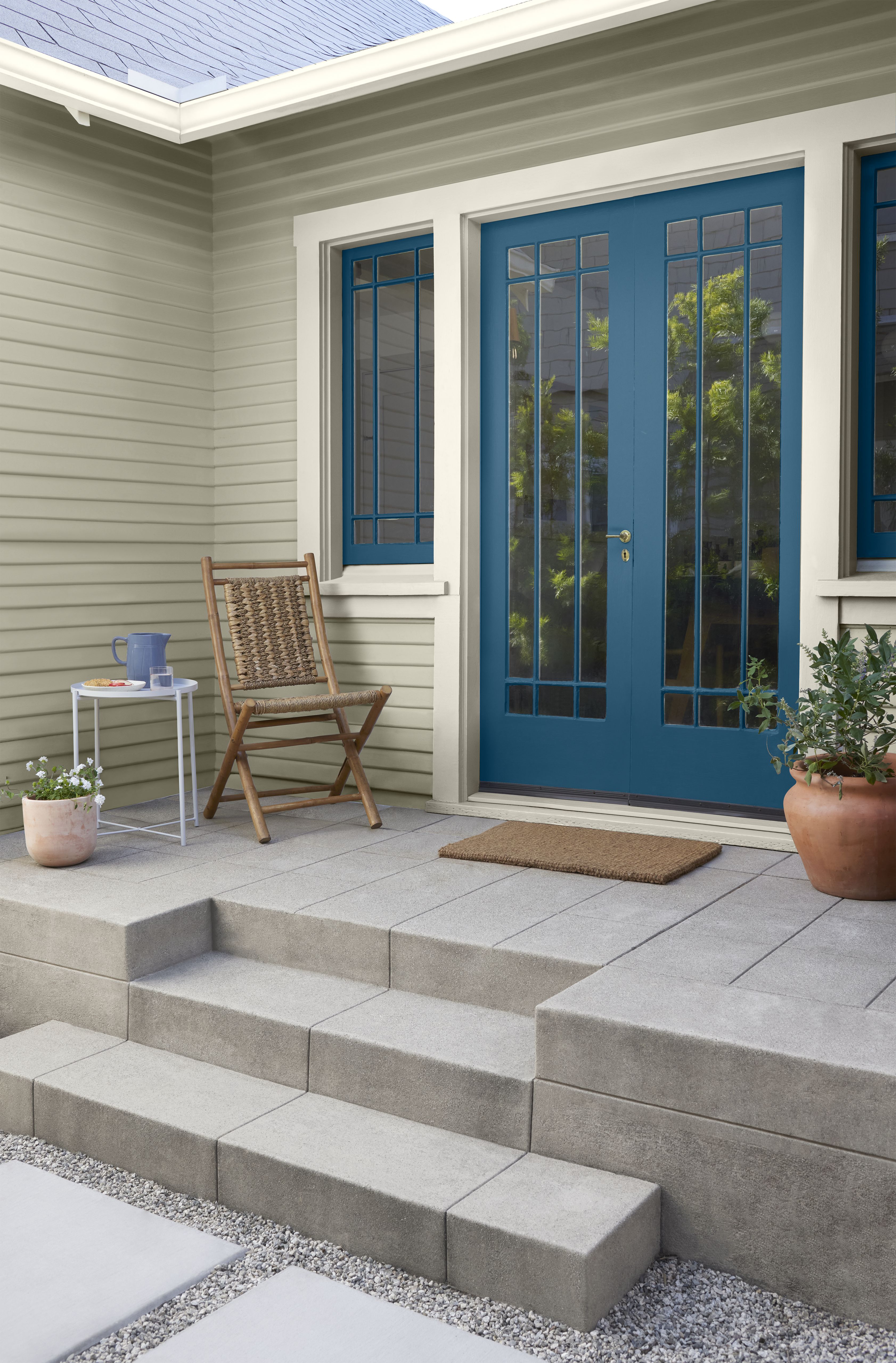 Image of exterior home with Superior Blue BEHR Paint color on front door